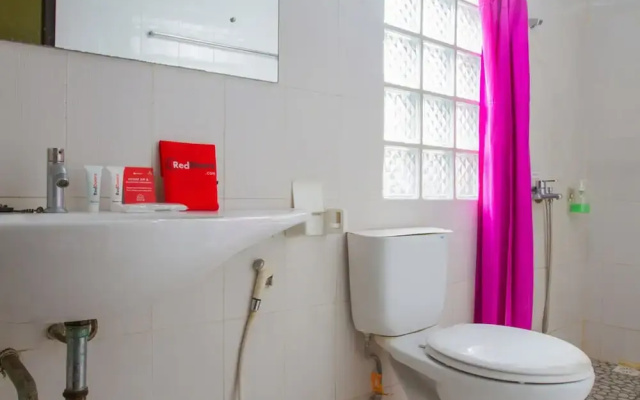 RedDoorz Plus near Pantai Barat