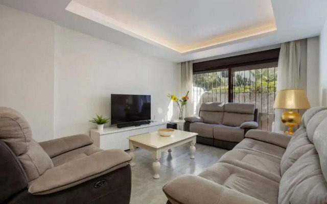 FIVE STAR 3 bedroom Apt in ideal location - RDR237