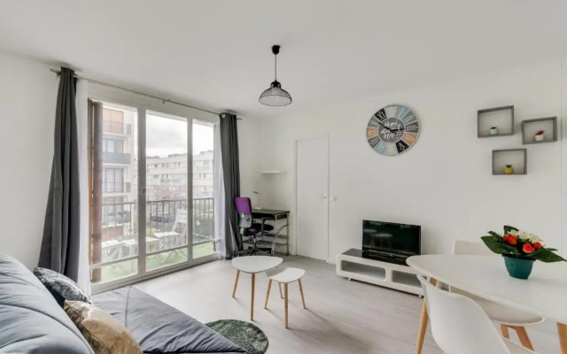 Budget apart with balcony near Paris