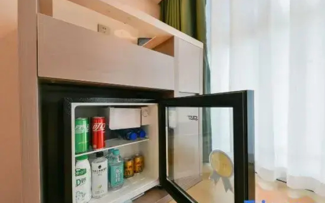Ye and Chen Esports Movie Hotel