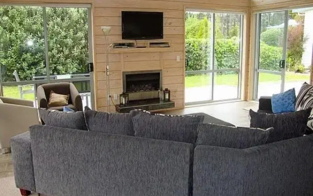 Relax at Cooks - Cooks Beach Holiday Home