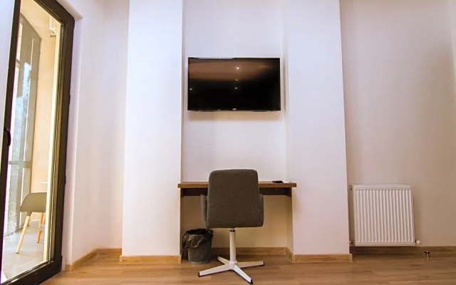 Deluxe Quintuple room with balcony and with mountain view · Victoria Inn Tbilisi Hotel — photo 3