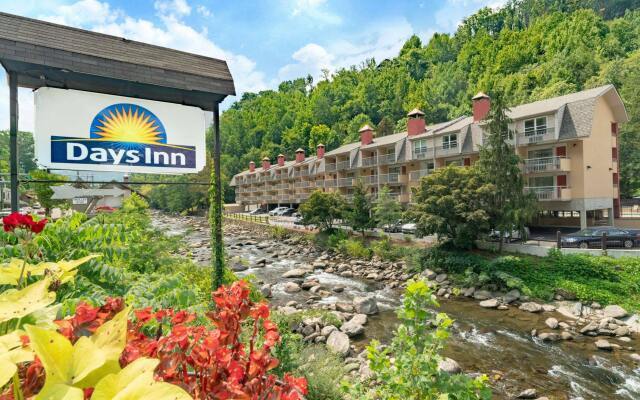 Отель Days Inn by Wyndham Gatlinburg On The River вид на фасад
