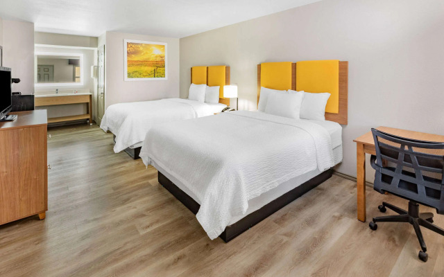 Days Inn & Suites by Wyndham Huntsville