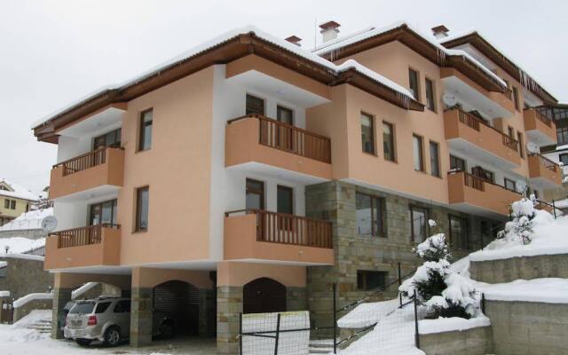 Отель Krasi Apartments in Zornitsa Complex Болгария, Чепеларе - отзывы, цены и фото номеров - забронировать отель Krasi Apartments in Zornitsa Complex онлайн вид на фасад