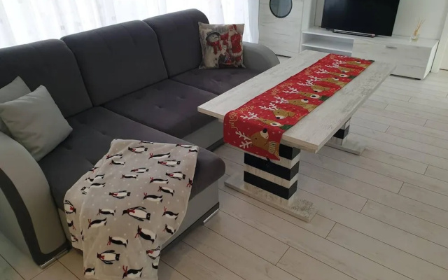 2-bed - Sleeps 4 - With Parking