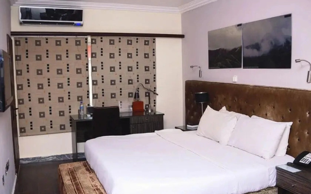 Отель CapitalInn Plus