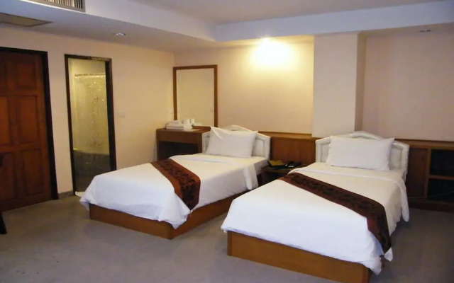 Grand Leo Hotel