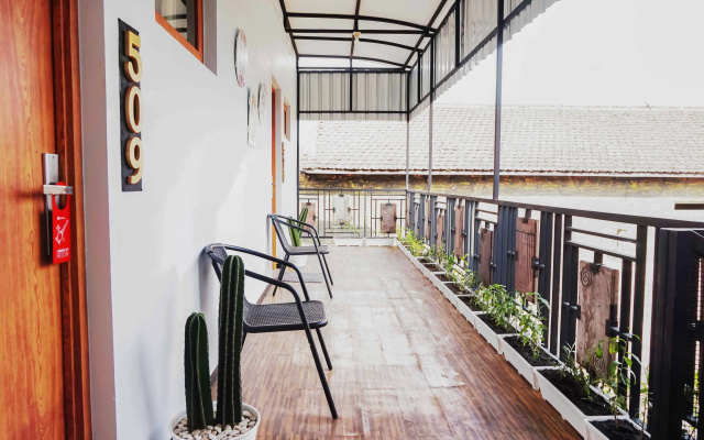 RedDoorz near Velodrome Malang 2