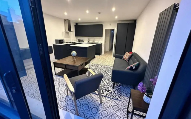 Immaculate 4-bed House Near City Airport