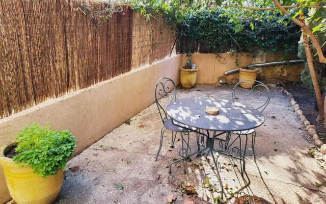 Studio of 24m with Small Patio