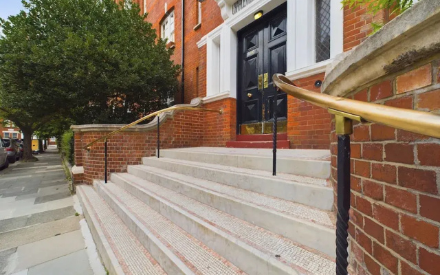 London Charm at Charleville Apartment