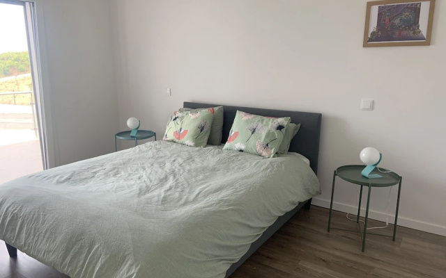 4 Bed Villa - Sleeps 8 - Pool - Garden - Parking