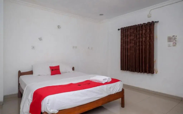 RedDoorz @ H&W Hotel Solo