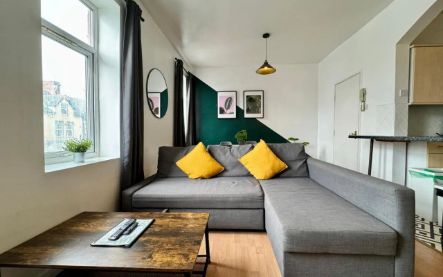 Space for Groups, 10 Mins From Queen St!