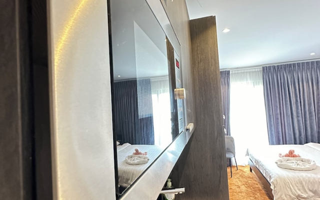 Easy Stay at the Lennox