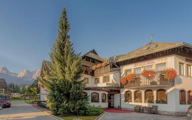 Отель Garni Hotel Miklic Словения, Краньска-Гора - отзывы, цены и фото номеров - забронировать отель Garni Hotel Miklic онлайн вид на фасад