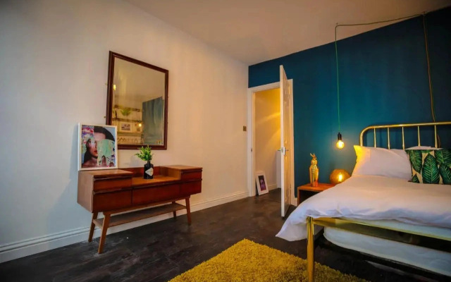 Eclectic seaside 4 bedroom artists residence