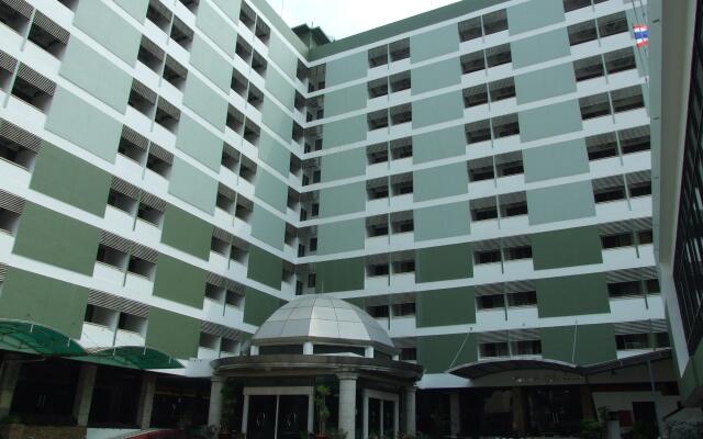 Ratchada City Hotel вид на фасад