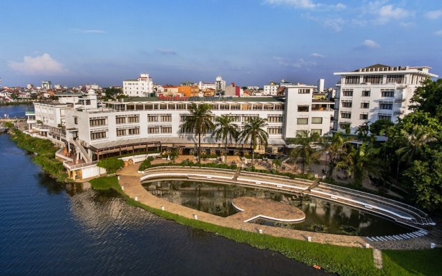 Отель Huong Giang Hotel Resort and Spa Вьетнам, Хюэ - 1 отзыв об отеле, цены и фото номеров - забронировать отель Huong Giang Hotel Resort and Spa онлайн вид на фасад