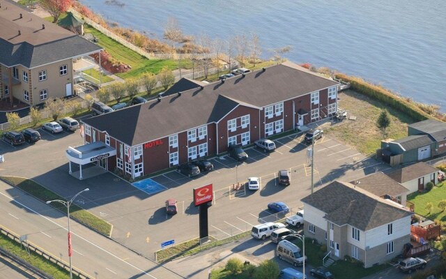 Отель Econo Lodge Montmorency Falls Канада, Буашатель - отзывы, цены и фото номеров - забронировать отель Econo Lodge Montmorency Falls онлайн вид на фасад