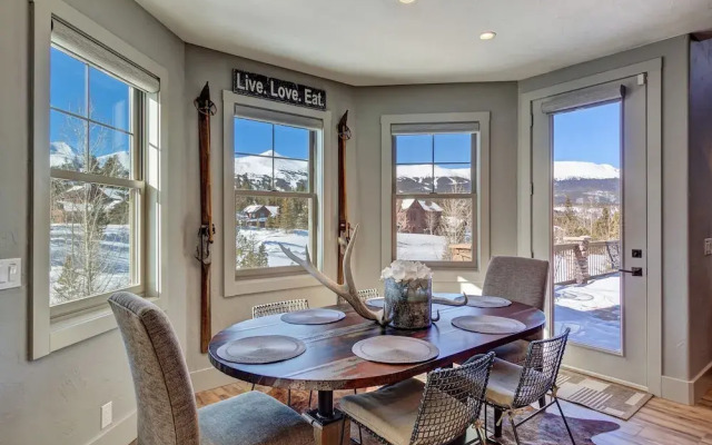 Creekside Escape 4 Bedroom Home by RedAwning