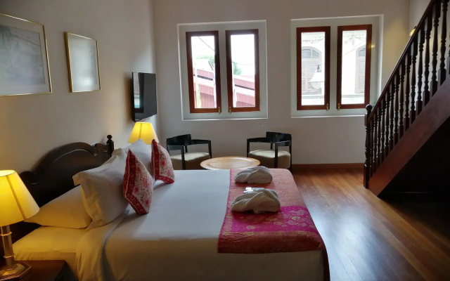 Heeren Straits Hotel