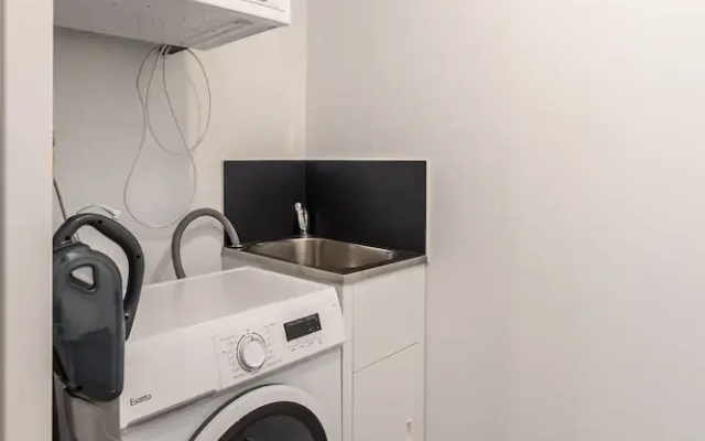 Chic 3-bed in Central With Pool, Sauna and Gym