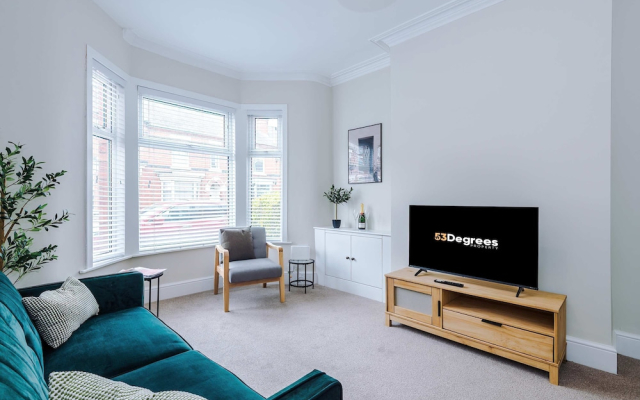 Spacious Home Ideal for Professionals Sleeps 8