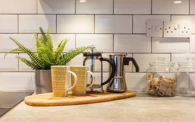 Stylish Town Centre House - 300Mbps, Parking & Sunny Decking