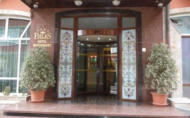 Hotel Palas Казанлак вид на фасад