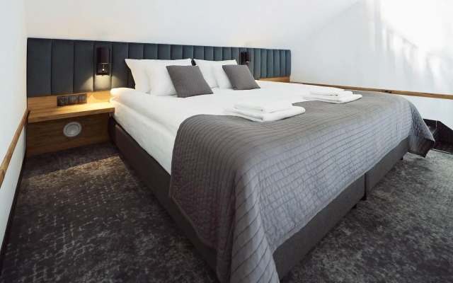 New Port Hotel