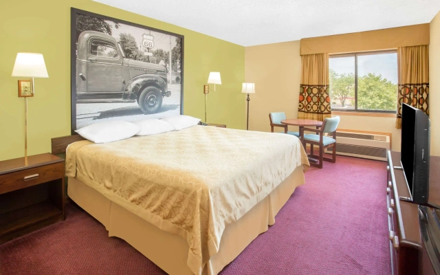 Super 8 by Wyndham Normal Bloomington