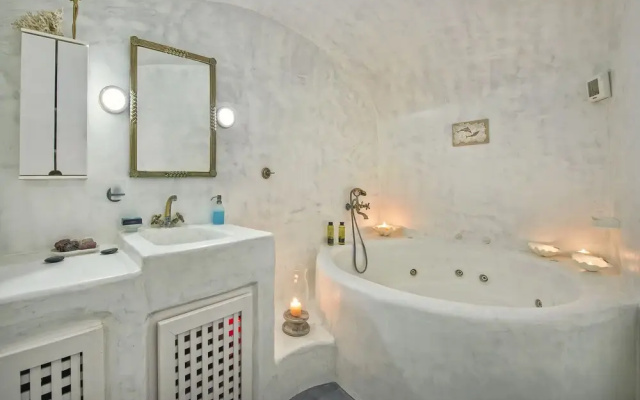 Pyrgos 3-bed Villa, Sleeps 8, With Pool and Aircon