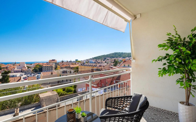 V Luxury Apartment