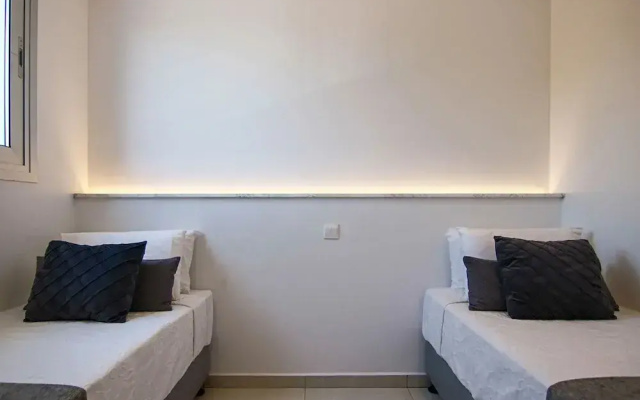 Phaedrus Living: Seaside Executive Flat Harbour 203
