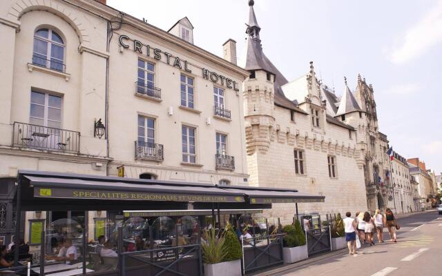 Cristal Hotel Сомюр вид на фасад