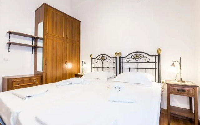 Neoclassical apartment with 3 bedrooms in Piraeus
