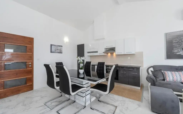 Beautiful penthouse for 8 close to city center