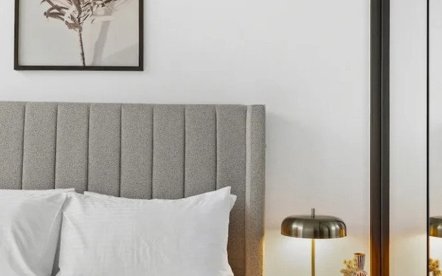 Modern 2BR Southbank Views + Pool Gym Near Casino