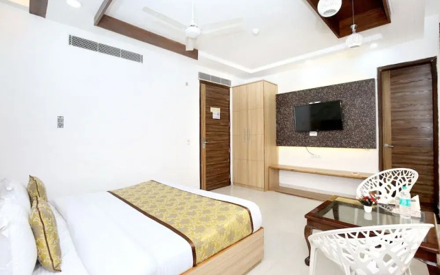 Oyo 11367 Hotel Yellow