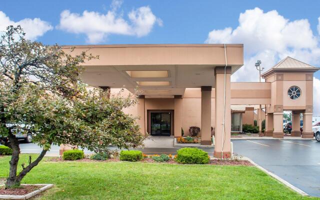 Clarion Hotel Buffalo Airport вид на фасад