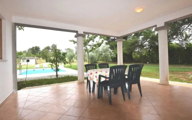 Modern Pool Apartment in Banjole
