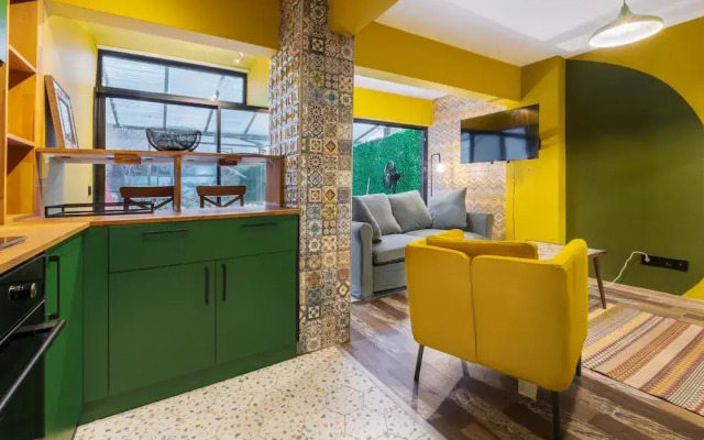 Flat w Jacuzzi and Backyard 6 min to Kadikoy Coast