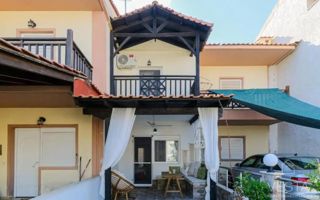 Waterlily 3-bedroom Maisonette, 75m to sandy beach