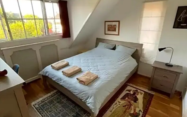 Luxury home in quiet neighbourhood near beach