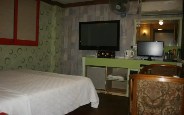 Renaissance Motel