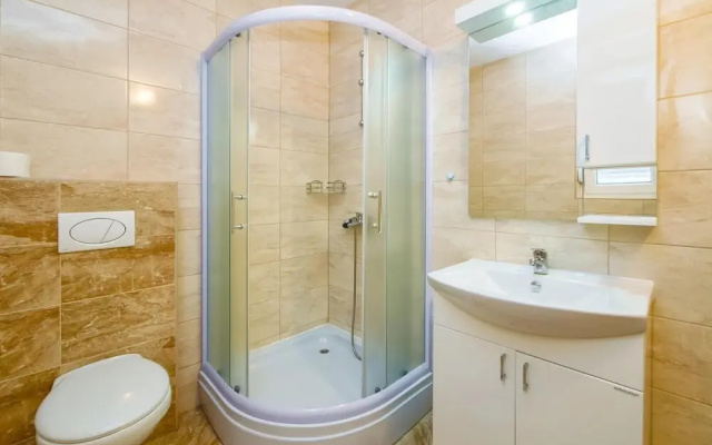 Stunning Home in Mali Rat With Wifi and 2 Bedrooms