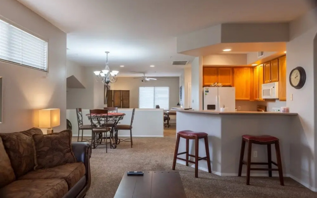 2BR Plus Ocotillo Townhome, Heated Pool, Spa, Gym