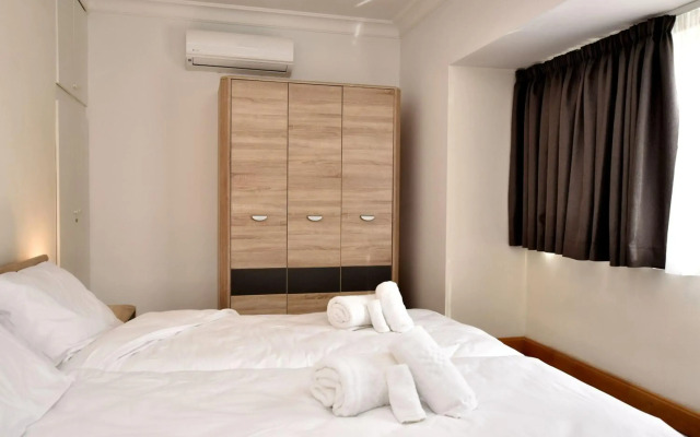 2 bedroom, central and spacious with sea view